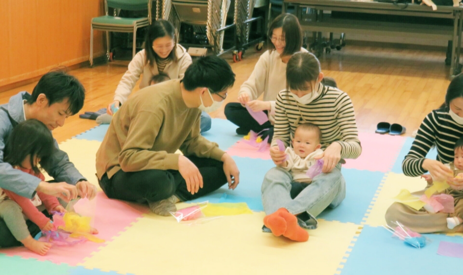 子育てサロンで子ども達が遊んでいる様子