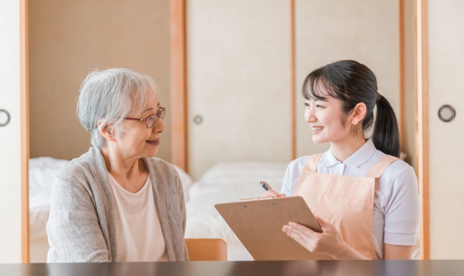 訪問して被介護者の聞き取りを行っている様子